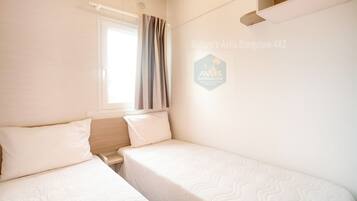 2 bedrooms, iron/ironing board, free WiFi, bed sheets