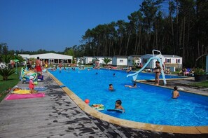 Piscina a l'aire lliure i piscina climatitzada 