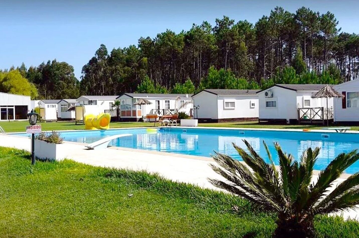 Una piscina al aire libre, una piscina climatizada
