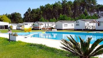 Una piscina al aire libre, una piscina climatizada