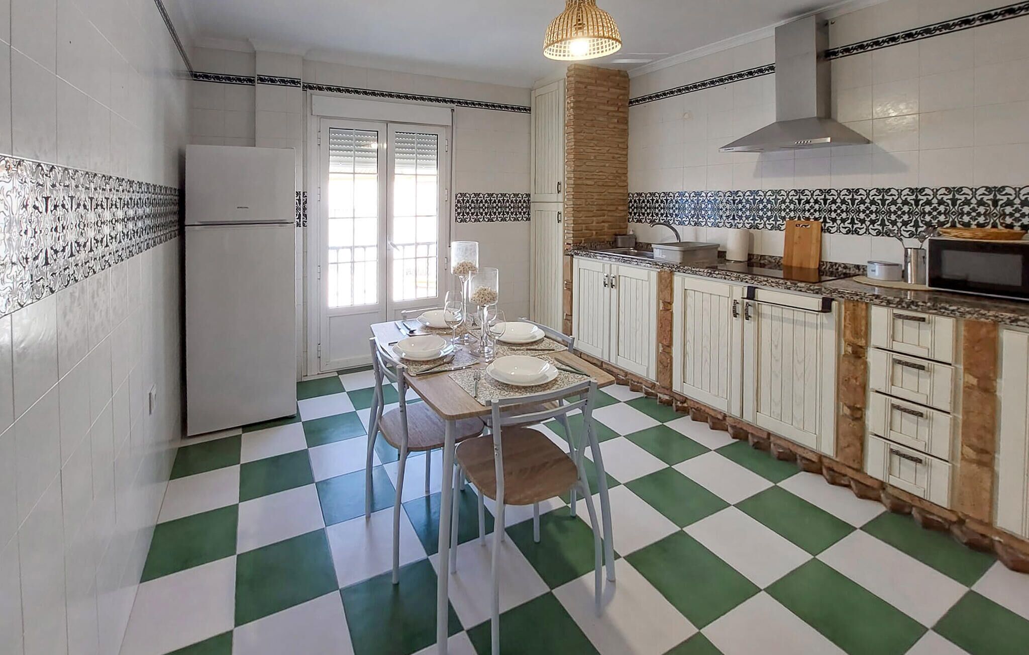 Frigorífico, microondas, placa de cocina y lavavajillas