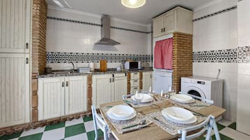 Fridge, stovetop, dishwasher