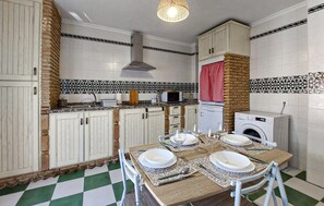 Fridge, stovetop, dishwasher