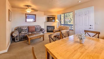 Apartment, 2 Queen Beds, Balcony, Mountain View (Galaxy Way) | Living area