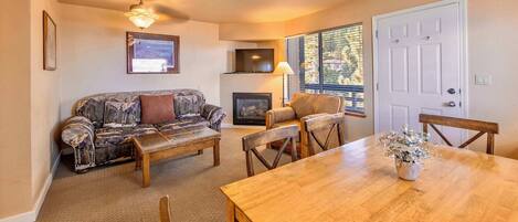 Căn hộ, 2 giường cỡ queen, ban công, quang cảnh núi (Galaxy Way) | Khu phòng khách