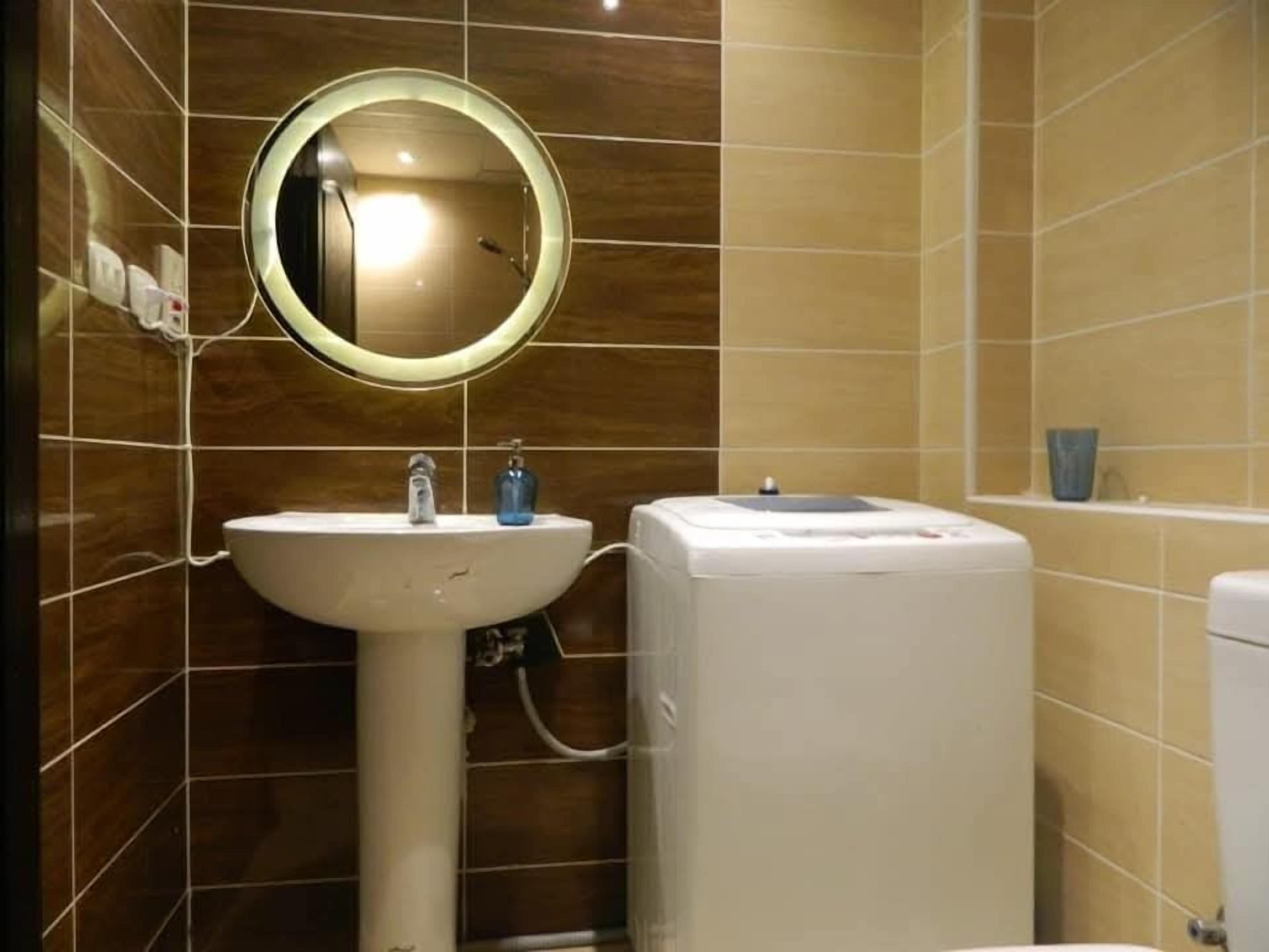 Baignoire et douche séparées, serviettes fournies, savon