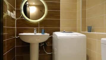 Baignoire et douche séparées, serviettes fournies, savon