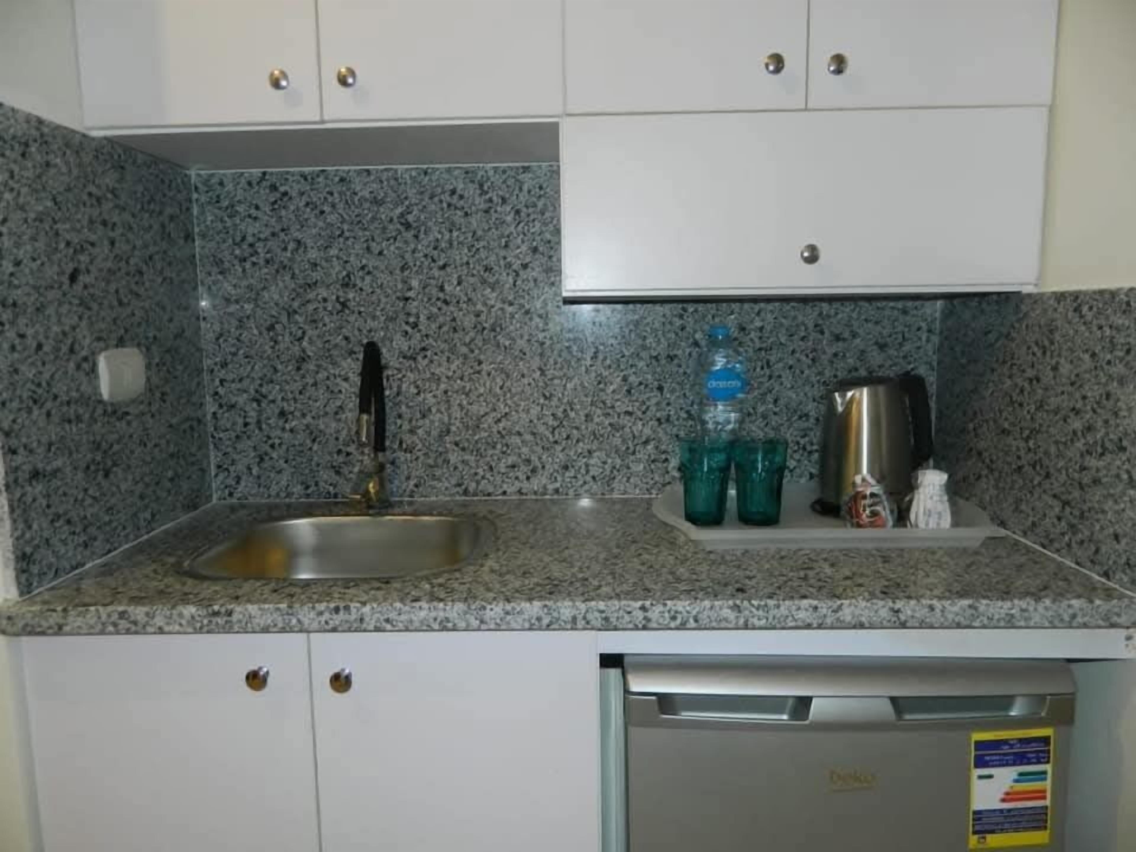 تناول الطعام داخل الغرفة