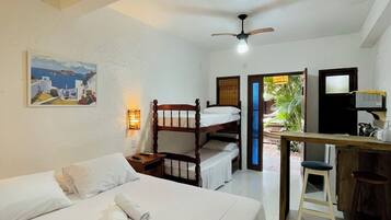 Quarto quádruplo conforto, varanda coberta, vista para o pátio | Wi-Fi de cortesia