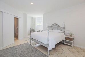 3 bedrooms, iron/ironing board, free WiFi, bed sheets - Beachfront, Sea Views, WiFi, Fireplace, 1-Min Walk (Cape Town)