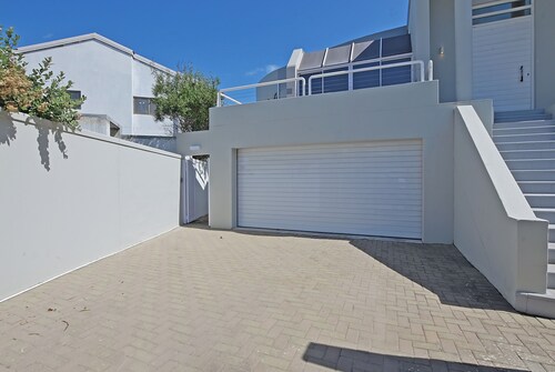 Beachfront, Sea Views, WiFi, Fireplace, 1-Min Walk