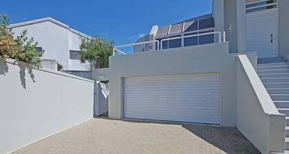 Beachfront, Sea Views, WiFi, Fireplace, 1-Min Walk