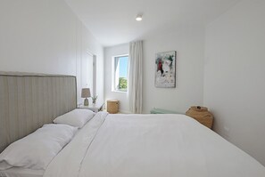 3 soverom, skrivebord, strykejern/-brett og reiseseng for barn