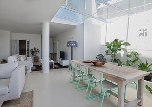 Outdoor dining - Beachfront, Sea Views, WiFi, Fireplace, 1-Min Walk (Cape Town)