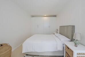 3 chambres, bureau, fer et planche à repasser, lit parapluie