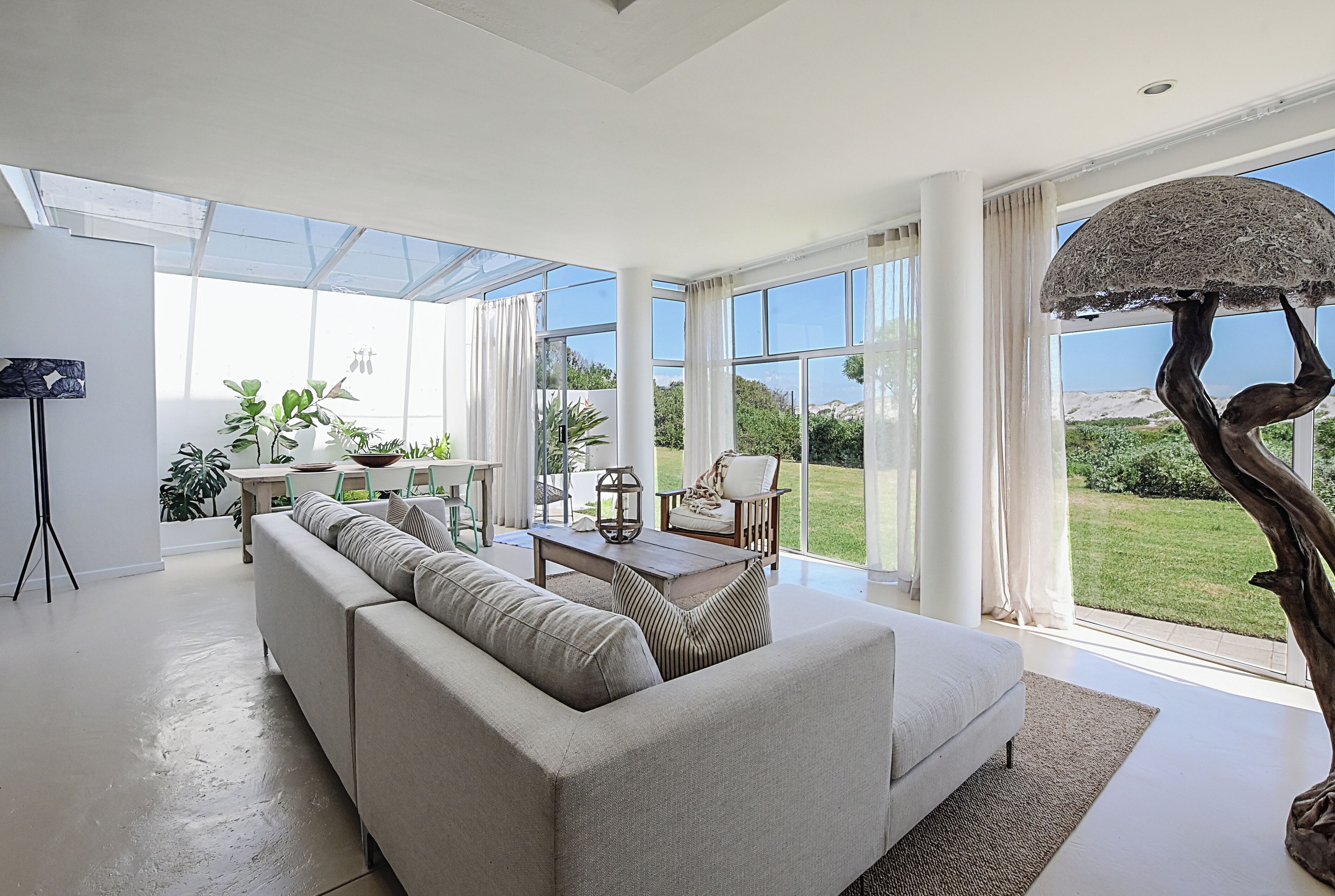 Smart TV, lareira, livros