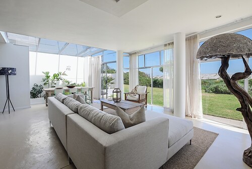 Beachfront, Sea Views, WiFi, Fireplace, 1-Min Walk