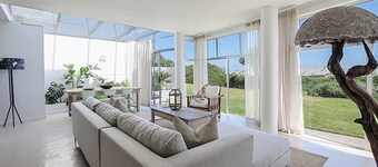 Beachfront, Sea Views, WiFi, Fireplace, 1-Min Walk