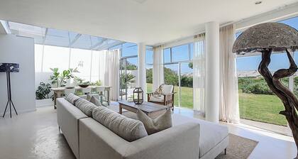 Beachfront, Sea Views, WiFi, Fireplace, 1-Min Walk