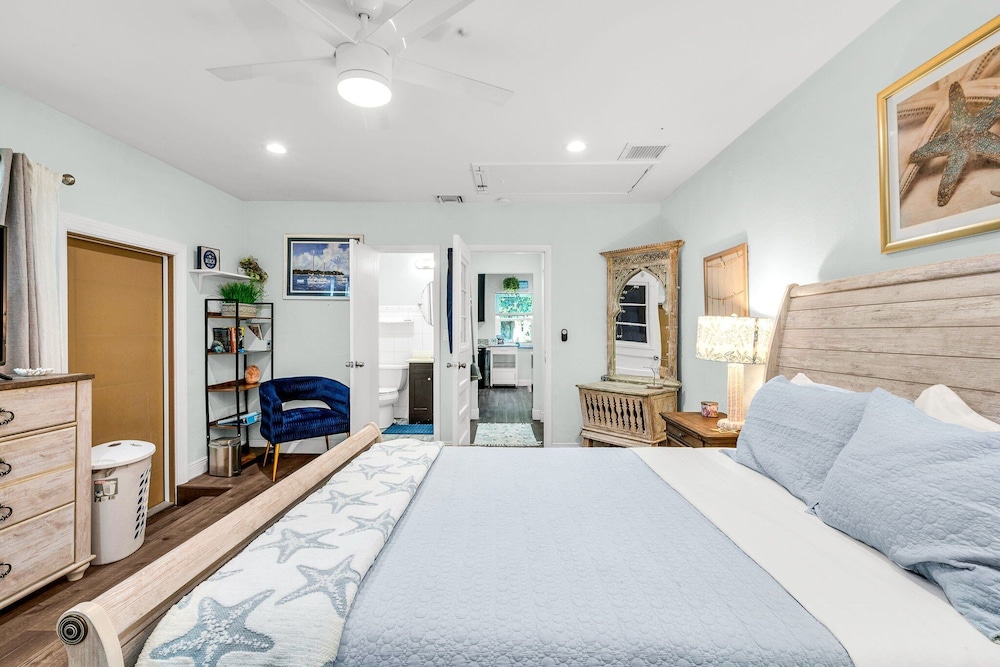 Relaxing Salt Pool & Spa, Walk to Key Lime House! - Lantana | Stayz