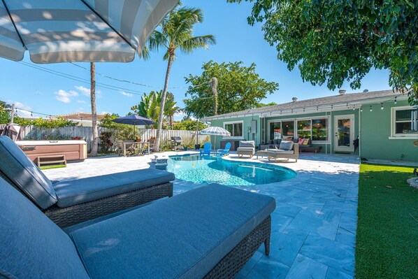 حمّام سباحة مُدفَّأ