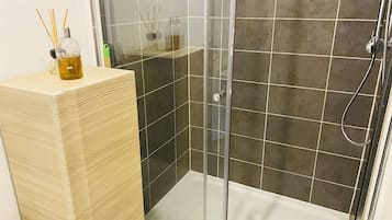 Bruser, hårtørrer, håndklæder, Sæbe