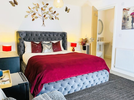 1 bedroom, iron/ironing board, WiFi, bed sheets. Igloo Magnolia "Genie" En-suite Room | Breakfast | Free Parking
