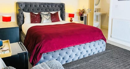 Igloo Magnolia "Genie" En-suite Room | Breakfast | Free Parking