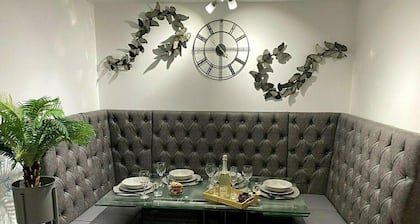 Igloo Magnolia "Genie" En-suite Room | Breakfast | Free Parking