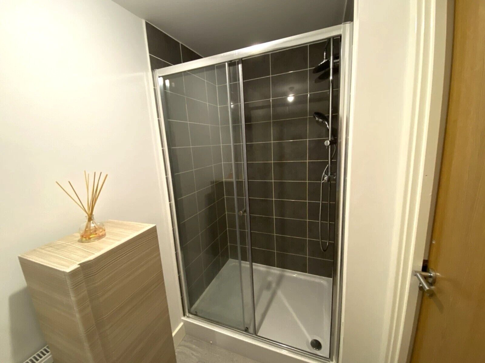 Een douche, een haardroger, handdoeken, zeep