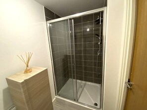 Chuveiro, secador de cabelo, toalhas de banho, sabonete