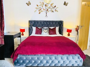 1 dormitorio, tabla de planchar con plancha, wifi y ropa de cama