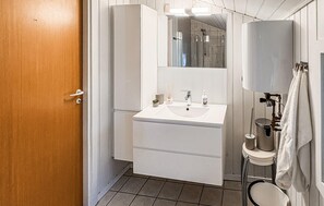 Shower - Beautiful home in Hejls with sauna (Hejls)