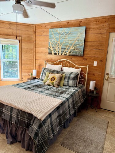 Eagle’s Nest Cabin • Private Forest Stay; Limited April Dates