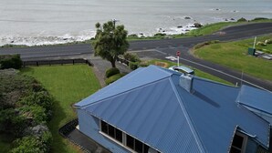 Exterior - Justavacation Beachfront Bach (Riverton / Aparima)