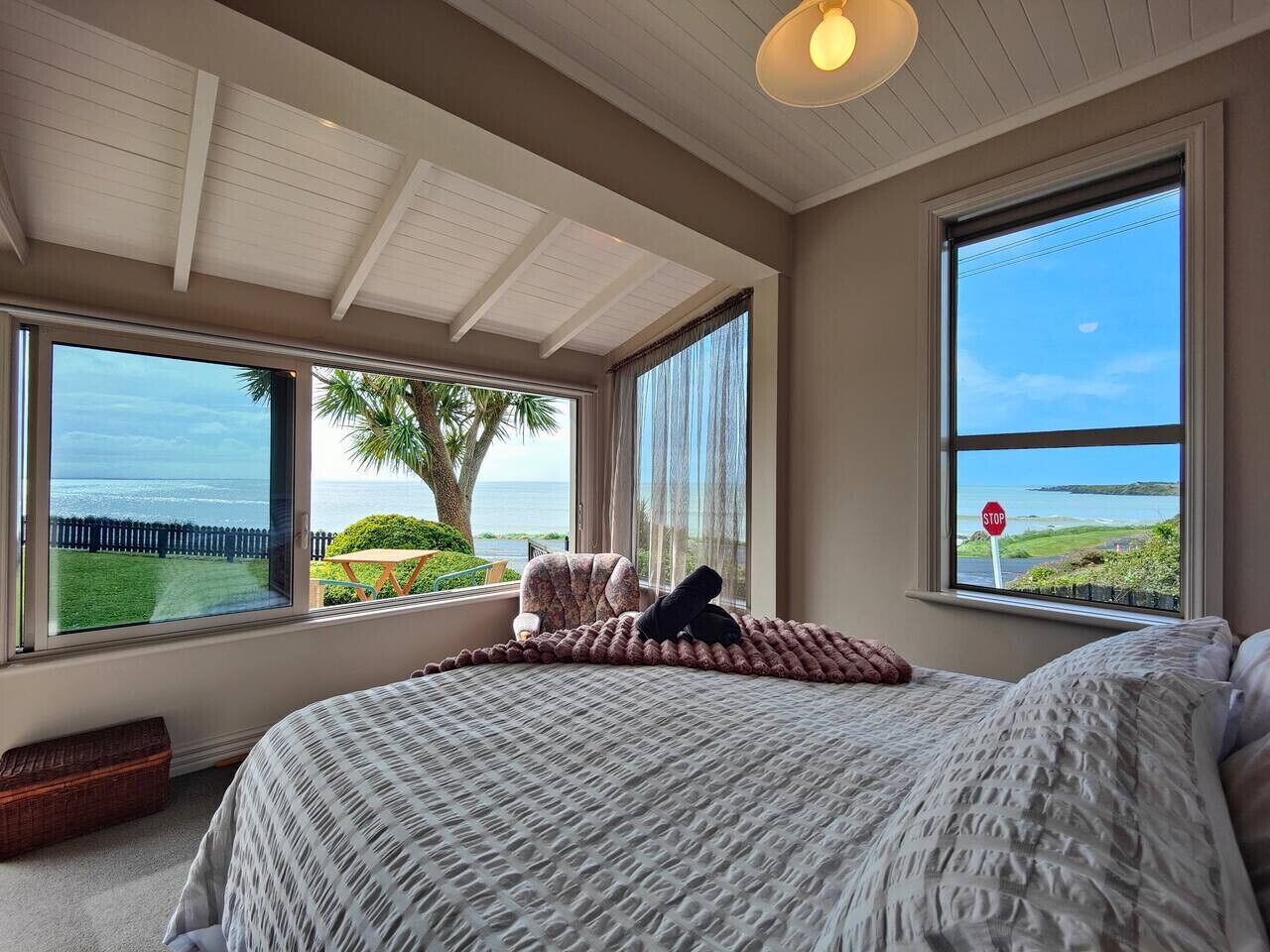 3 bedrooms, travel crib, WiFi, bed sheets