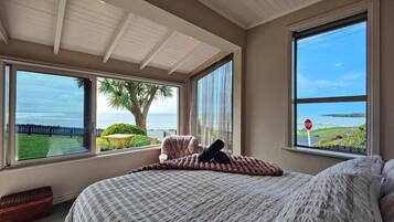 3 bedrooms, travel cot, WiFi, bed sheets