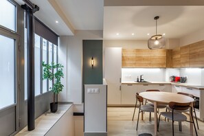 Fridge, microwave, stovetop, dishwasher - Modern duplex 10 min from Place de la Nation (Paris)