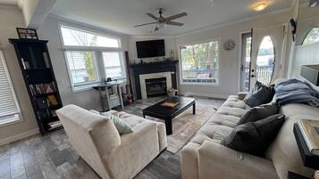 Smart TV, chimenea, videojuegos y libros