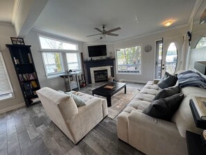 Smart-tv, een open haard, videospelletjes en boeken