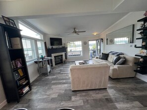 تلفزيون ذكي، مدفأة، ألعاب فيديو، كُتُب