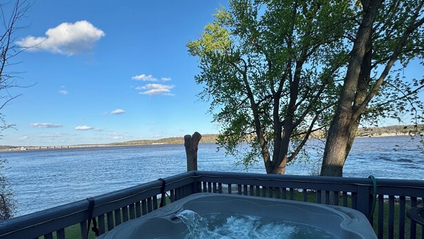 Ein Whirlpool mit Blick auf einen See und Bäume.