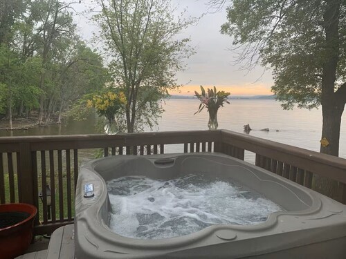 Best in QC! AweSpired Riverfront Retreat – Hot Tub, Fireplaces & Stunning Views!