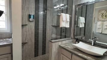 Douche, sĂšche-cheveux, serviettes fournies, savon