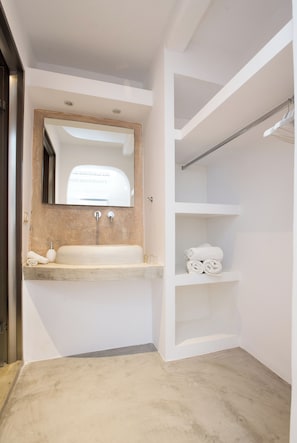 Douche, sèche-cheveux, serviettes fournies, savon