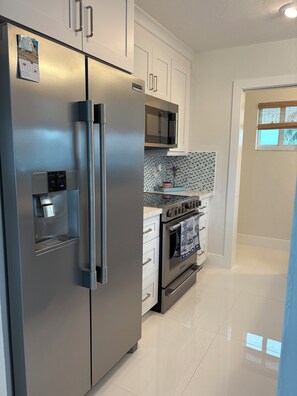 Kjøleskap, mikrobølgeovn, ovn og kokeplater