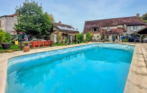 Pool - Nice home in Boissy le Châtel with swimming pool (Boissy le Châtel)