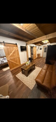 Cozy little bunk house on an 98 acre farm located in mountain city Tennessee