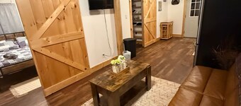 Cozy little bunk house on an 98 acre farm located in mountain city Tennessee