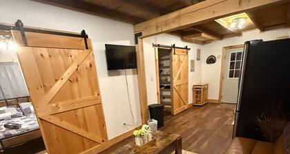 Cozy little bunk house on an 98 acre farm located in mountain city Tennessee